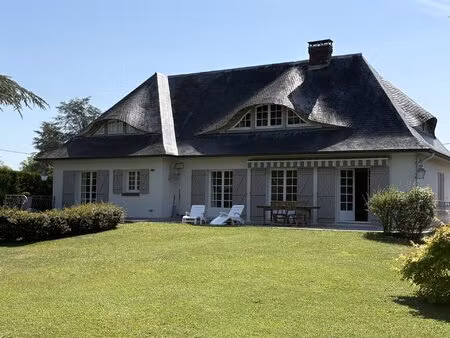 dans résidence privée de la vallée d'eure  maison lumineuse vue sur un étang