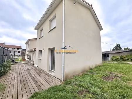 maison récente avec terrasse et garage