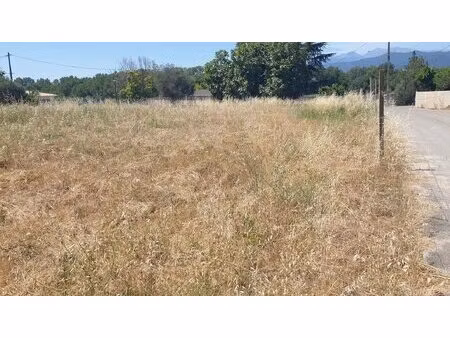 terrain de 700 m²