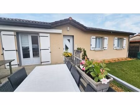 a vendre à jussac  sur terrain d'environ 440 m²  maison de type 6 sur sous sol aménagé