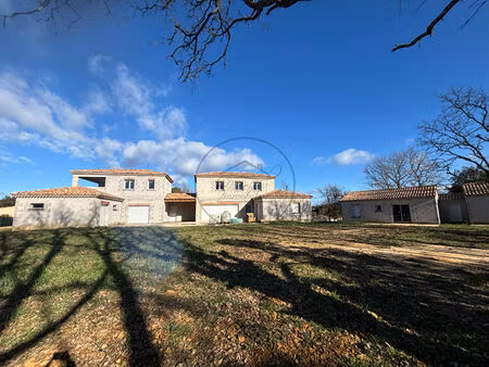 ensemble immobilier à terminer.