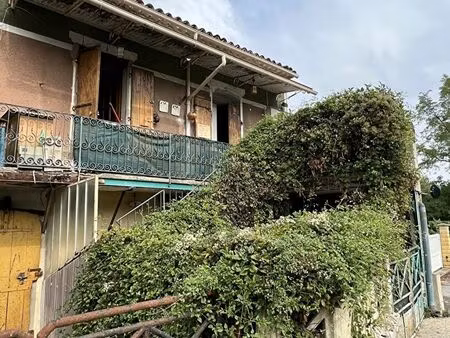 maison mitoyenne sur 2 niveaux avec jardinet