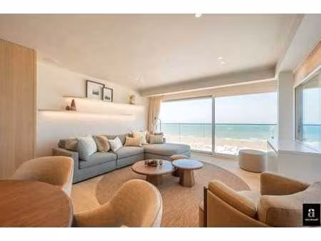 superbe appartement d’angle avec vue frontale sur mer sur la