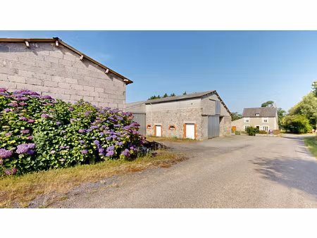 ensemble immobilier avec habitation  dépendances sur terrain