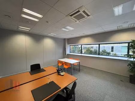bureau élégamment meublé dans un centre d'affaires straté...
