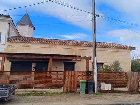 agréable petite maison avec jardin  terrasse et pergola en bois à louer en meublé longue d
