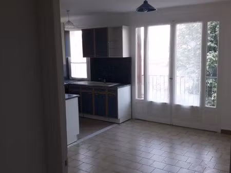location t2 41m2 vide a l'année  très propre