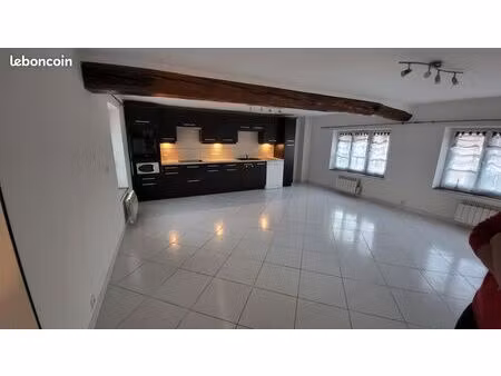 location appartement cocon pierre levée 117m² sol/ 65m² carrez