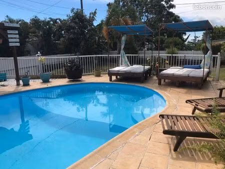 t1 neuf entierement equipé avec gde cour + piscine dans residence calme