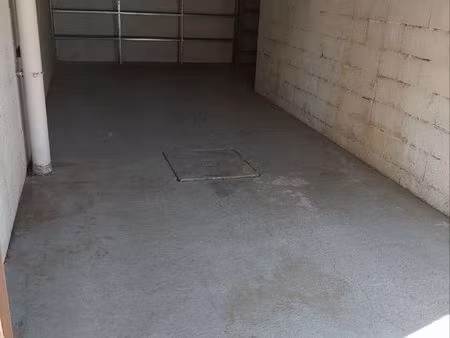 garage 26m2+ un stationnement devant le garage