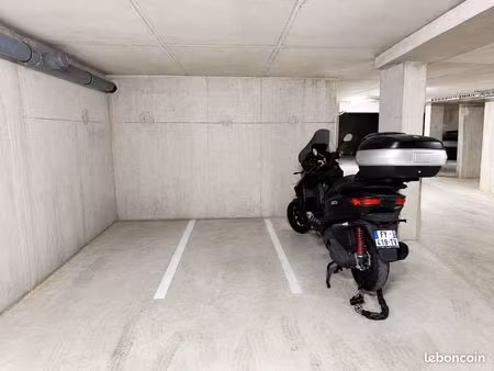 parking moto a louer 13010