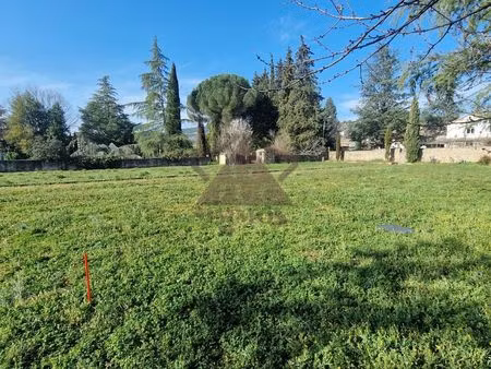 terrain plat constructible de 900 m²