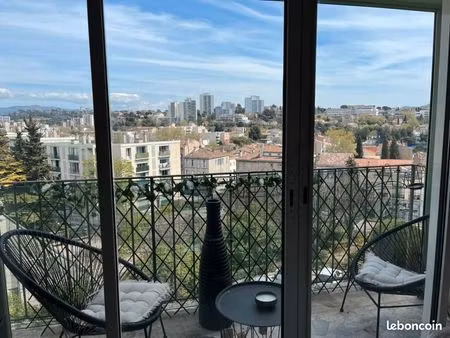 dernier étage – vue dégagée sans vis-à-vis – balcon