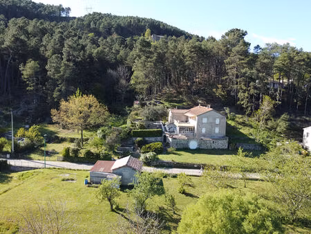 mas en pierres idealement situé sur + de 4 hectares de terrain
