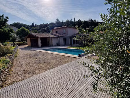 villa recente idéalement située avec piscine