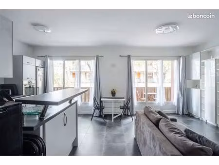 appartement t3 traversant rénové au pharo - catalans
