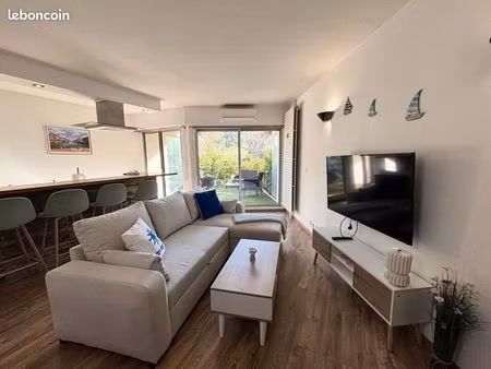 grand studio meublé tout compris avec terrasse  parking et piscine ?