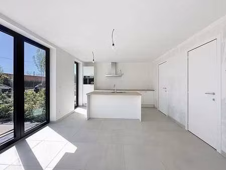 appartement récemment construit au rez-de-chaussée avec plac
