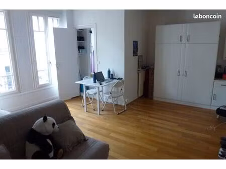 grand studio à proximité de la rue du commerce