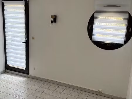 studio lumineux et fonctionnel