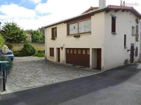une maison de bourg dans un ilot de verdure