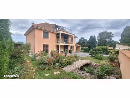 maison familiales 188m2 piscine 8x4 ménétrol