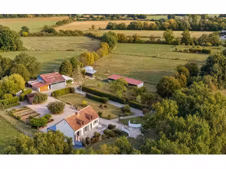 propriété sur 2 ha avec maison rénovée  nombreux bâtiments et box chevaux - secteur mamers