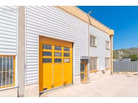local bureaux 210 m²