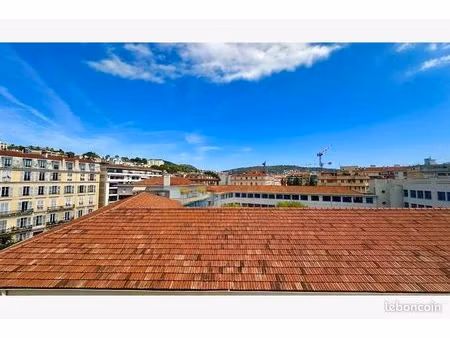 grand 2 pièces rénové - dernier étage - nice centre