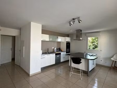 t3 · 63 m² · 2 chambres · cuisine ouverte · grande terrasse · box privé