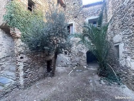 bâtisse 350 m2 avec patio et garage