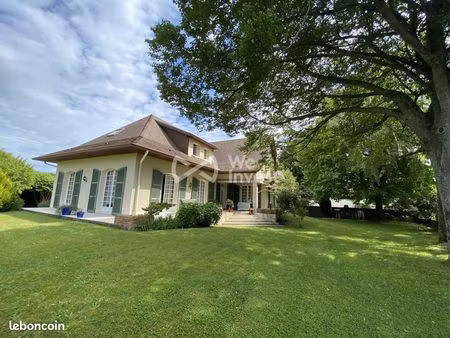 maison 8 pièces 230 m²