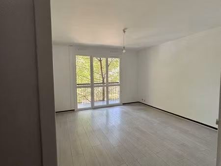 à louer – t3 traversant  calme et lumineux  avec deux grands balcons ombragés – val saint 