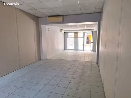 local 79 m² • hypercentre pont-du-château • belle vitrine • arrière boutique + caves