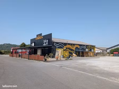 local 400 m² – entrepôt avec parking poids lourds – cuisine – chambre froide