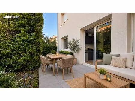 f2 45 m2 (année 2016) + terrasse/jardin 21 m2 + garage box fermé + parking