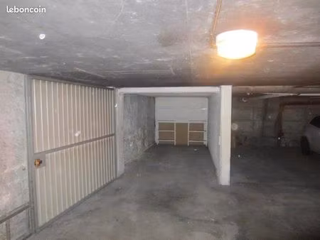 garage fermé en rez de chaussée 12 m2