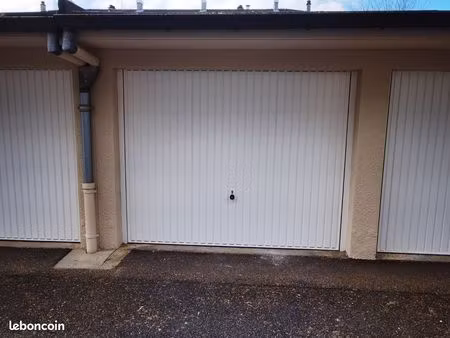garage rénové récemment 10min à pied du lac