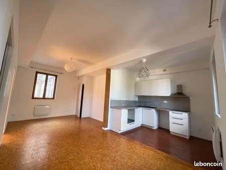 t3 lumineux rénové calme au cœur piéton de rouen  bel immeuble