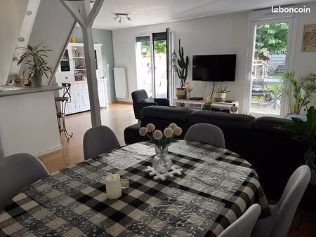 maison moderne et familiale avec jardin
