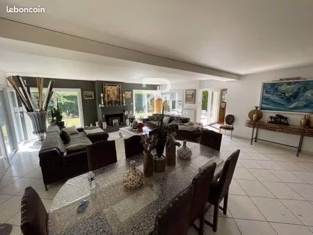 maison 6 pièces 241 m²