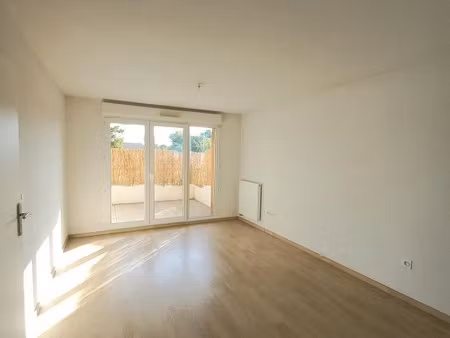 t2 avec balcon et parking à cavaillon