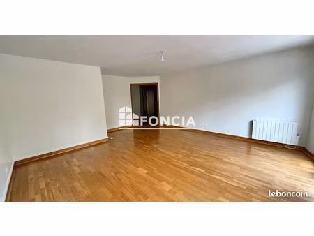 grand appartement t2 en centre-ville face au parc du château