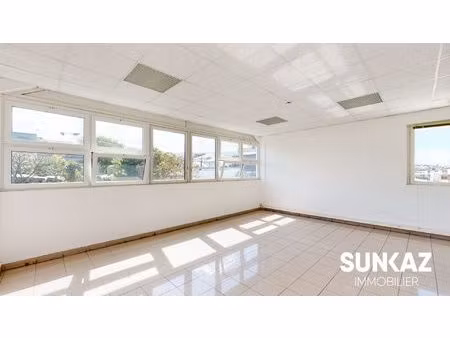 local commercial saint pierre 345m2