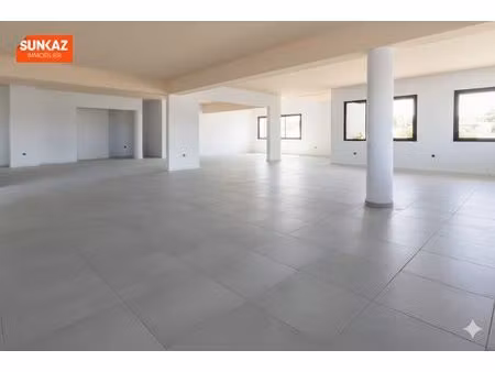 saint-pierre centre ville - local neuf de 213 m² - loyer 4 47