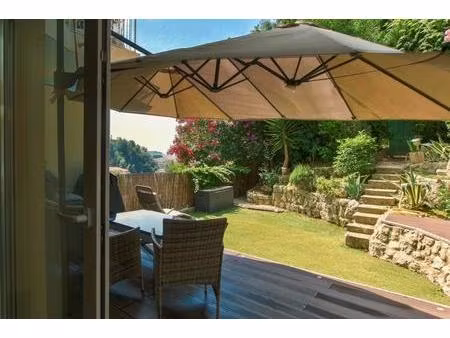 un 3p avec jardin et vue mer  au calme absolu  avec cave et parking! que demander de plus?