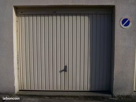 eu loue garage l: 5m20 x 3m50 (idéal stockage)
