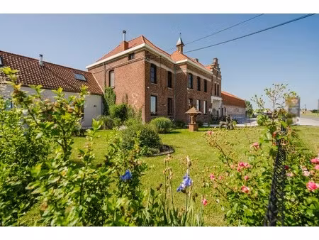 karaktervolle hoeve met open zicht op de kemmelberg en tal van mogelijkheden op 7.425 m²
