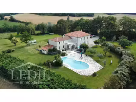 magnifique propriété avec gîte  piscine et parc