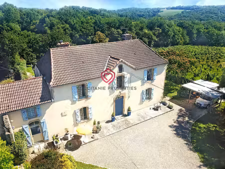 belle maison de maître avec piscine  garage et vue sur la campagne.